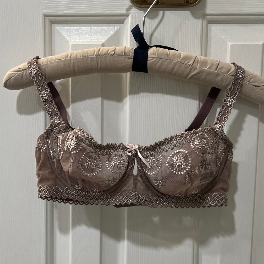 NWT beautiful underwire Louisa Braco Paris Chantilly bra in taupe, size 32DD/E